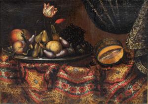 Francesco Fieravino, genannt Il Maltese (Malta 1611 – Rom 1654), zugeschrieben. Stillleben mit Rüstung, Teppich und Vorhängen.